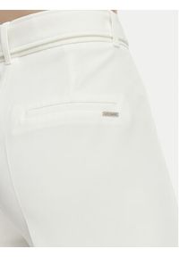 Guess Spodnie materiałowe W6GB05 W1765 Biały Regular Fit. Kolor: biały. Materiał: syntetyk #7