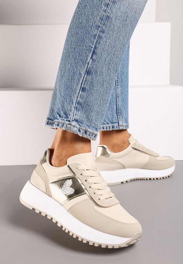 Renee - Beżowe Sneakersy z Naszywką Serduszka i Piankową Platformą Timera. Nosek buta: okrągły. Zapięcie: sznurówki. Kolor: beżowy. Wzór: aplikacja. Obcas: na platformie. Wysokość obcasa: niski