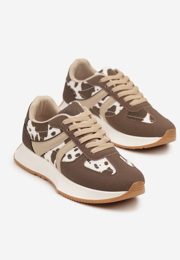 Born2be - Brązowo-Białe Sneakersy Ozdobione Paskami i Motywem w Krowie Łaty Florgisse. Okazja: na co dzień, na spacer. Zapięcie: pasek. Kolor: brązowy. Materiał: jeans. Wzór: aplikacja. Sport: turystyka piesza