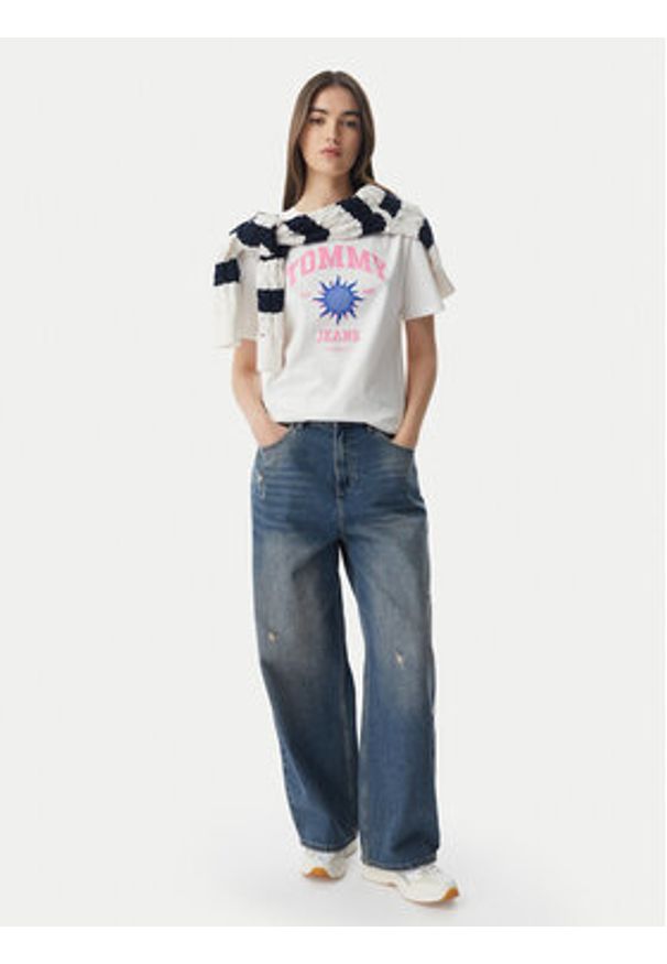Tommy Jeans T-Shirt Novelty DW0DW23159 Biały Relaxed Fit. Kolor: biały. Materiał: bawełna