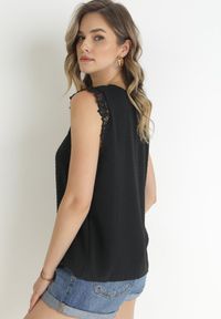 Born2be - Czarna Bluzka Top z Ażurową Falbanką Wokół Ramion z Tkaniny Plumeti Vinda. Kolor: czarny. Materiał: tkanina. Długość rękawa: bez rękawów. Wzór: ażurowy #3