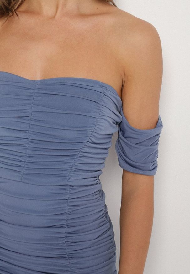 Born2be - Niebieska Marszczona Sukienka Hiszpanka o Dopasowanym Kroju Haletea. Typ kołnierza: dekolt hiszpanka. Kolor: niebieski. Typ sukienki: dopasowane