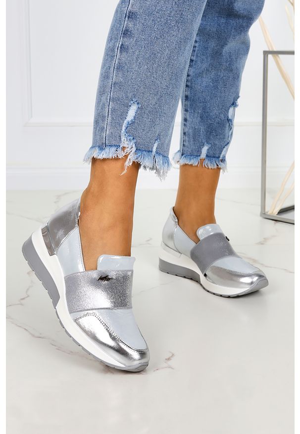 Kati - Srebrne sneakersy kati półbuty na koturnie z gumką polska skóra 7020. Kolor: srebrny. Materiał: skóra. Obcas: na koturnie