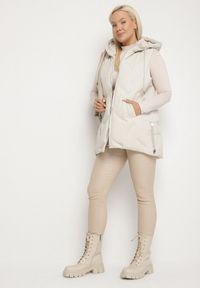 Born2be - Biała Przejściowa Kamizelka z Pikowanymi Przeszyciami i Kapturem Fesolira. Okazja: na co dzień. Kolekcja: plus size. Kolor: biały. Materiał: jeans. Styl: sportowy, casual #3