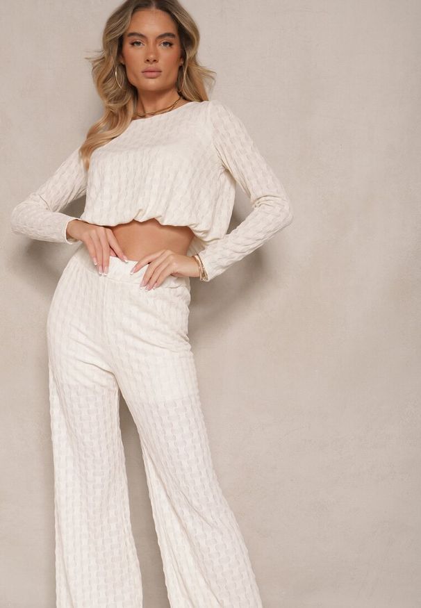 Renee - Beżowy Komplet z Tłoczeniami Szerokie Spodnie i Bluzka o Kroju Bombki Frolloti. Kolor: beżowy. Materiał: materiał
