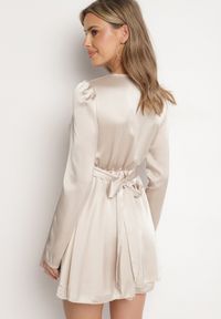 Born2be - Beżowa Satynowa Sukienka Mini z Głębokim Dekoltem i Wiązaniem z Tyłu Liadan. Okazja: na imprezę. Kolor: beżowy. Materiał: satyna. Styl: elegancki. Długość: mini #2