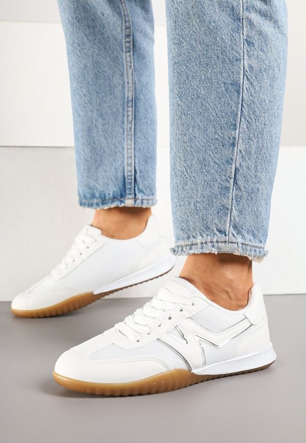 Born2be - Białe Sneakersy Tenisówki z Ozdobną Boczną Naszywką Ranilsa. Okazja: na co dzień. Kolor: biały. Materiał: jeans. Wzór: aplikacja. Obcas: na płaskiej podeszwie