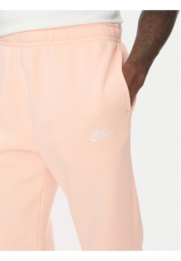 Nike Spodnie dresowe BV2671 Pomarańczowy Regular Fit. Kolor: pomarańczowy. Materiał: bawełna