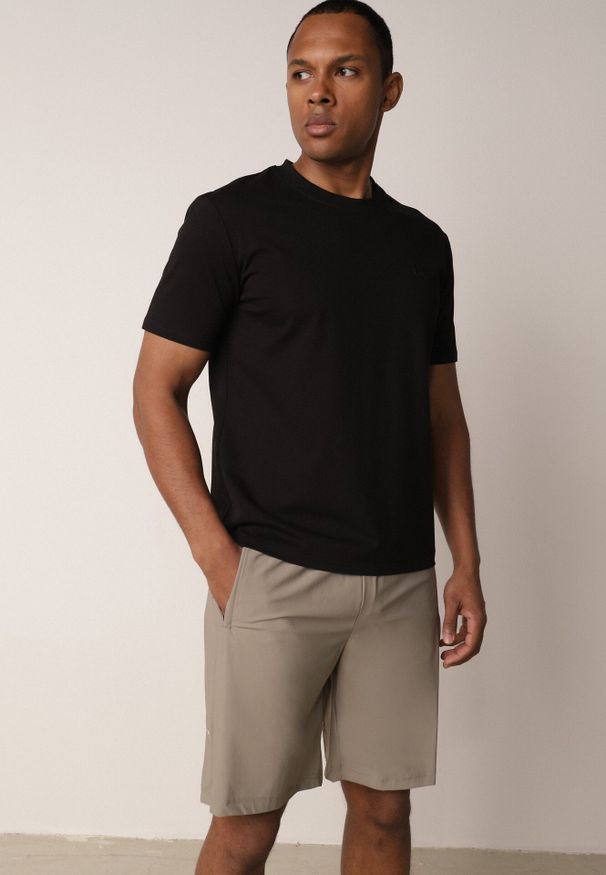 Born2be - Ciemnobeżowe Szorty w Sportowym Stylu ze Sznurkami i Zasuwanymi Kieszeniami Abateia. Okazja: na co dzień. Kolor: beżowy. Materiał: materiał. Wzór: napisy. Sezon: lato. Styl: sportowy