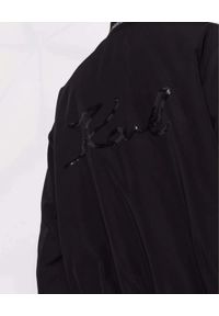 Karl Lagerfeld - KARL LAGERFELD - Dwustronna kurtka z cekinowym logo. Kolor: czarny. Materiał: materiał, futro. Wzór: aplikacja, haft
