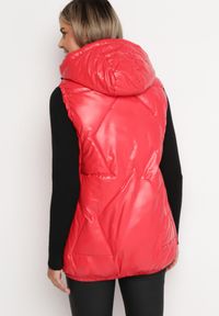 Born2be - Czerwona Pikowana Kamizelka z Kapturem Incanto. Typ kołnierza: kaptur. Kolor: czerwony. Wzór: geometria #4