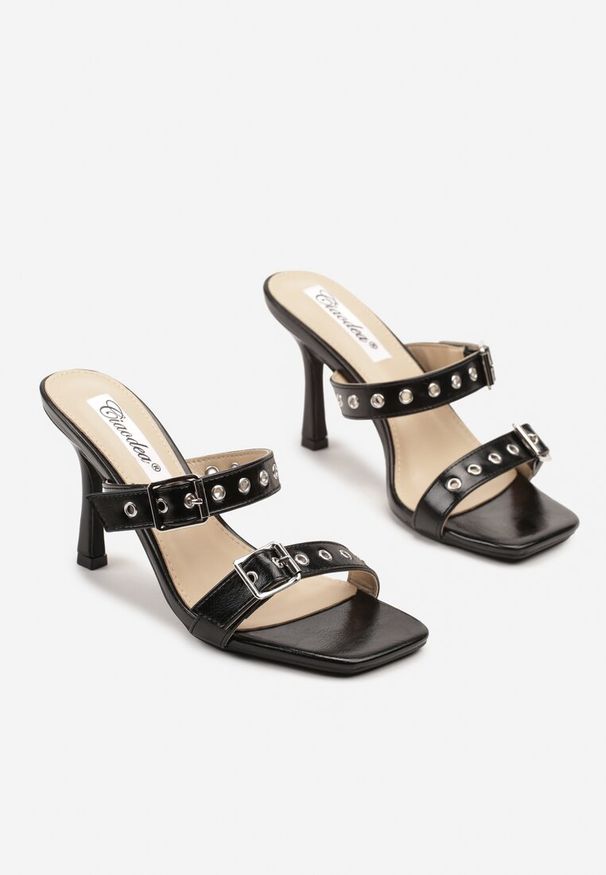 Renee - Czarne Klapki na Obcasie z Kwadratowym Noskiem i Paskami ze Sprzączkami Rosaniela. Okazja: na co dzień. Kolor: czarny. Materiał: jeans. Wzór: paski. Obcas: na obcasie. Styl: casual, elegancki, klasyczny. Wysokość obcasa: średni