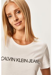 Calvin Klein Jeans - T-shirt J20J207879. Okazja: na co dzień. Kolor: biały. Materiał: dzianina. Wzór: nadruk. Styl: casual #4