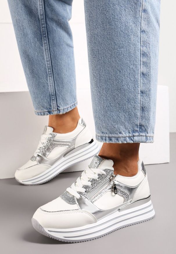 Renee - Biało-Srebrne Sneakersy z Brokatowymi Wstawkami i Krótkim Suwakiem Naiwra. Okazja: na co dzień. Nosek buta: okrągły. Zapięcie: sznurówki. Kolor: biały. Materiał: materiał, jeans. Obcas: na obcasie. Wysokość obcasa: niski