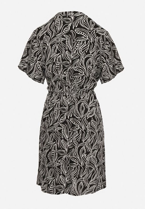 Born2be - Czarno-Biała Sukienka Rozkloszowana ze Sznurkiem w Talii w Drobny Print Ikattia. Okazja: na imprezę, na co dzień. Typ kołnierza: dekolt w kształcie V. Kolor: czarny. Materiał: tkanina, materiał. Długość rękawa: krótki rękaw. Wzór: nadruk. Sezon: lato. Styl: klasyczny, casual, elegancki