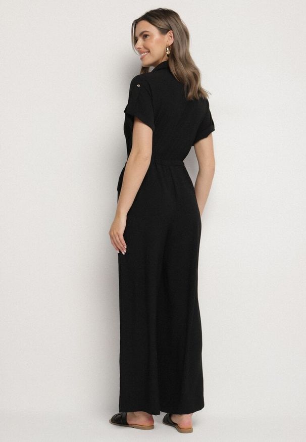 Born2be - Czarny Kombinezon o Koszulowym Kroju z Krótkim Rękawem i Wiązaniem w Talii Mareriela. Kolor: czarny. Długość rękawa: krótki rękaw. Długość: krótkie. Sezon: wiosna, lato