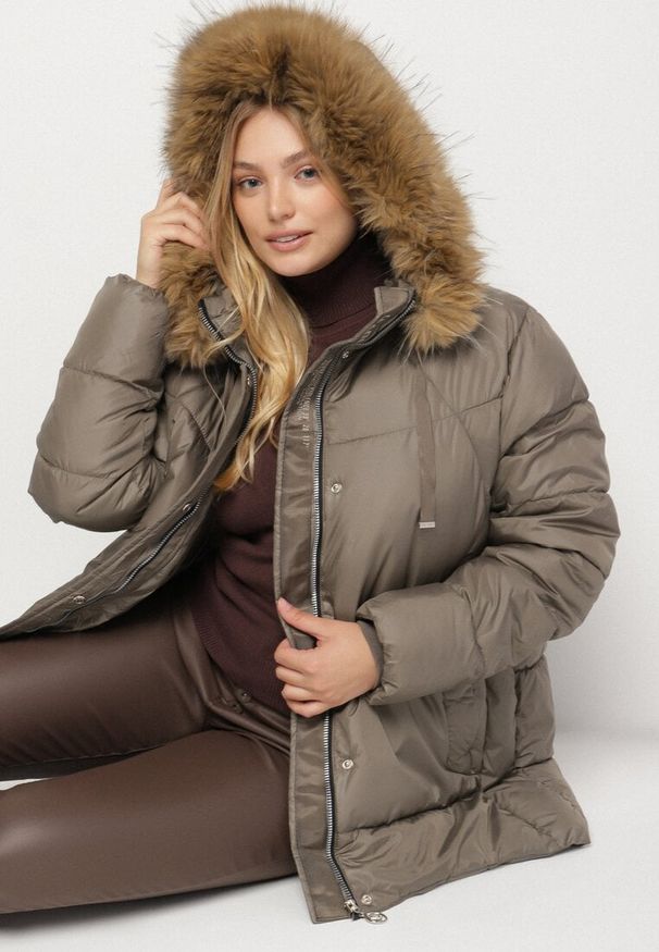 Born2be - Ciemnozielona Kurtka z Pikowanymi Przeszyciami i Kapturem z Futerkiem Anavite. Okazja: na spacer, na co dzień. Kolekcja: plus size. Kolor: zielony. Materiał: futro. Styl: casual