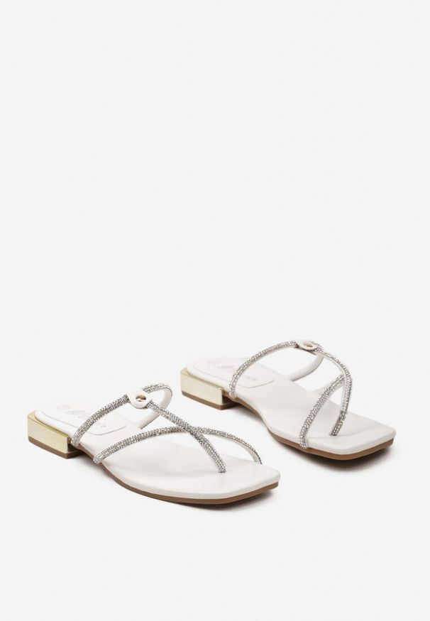 Born2be - Białe Płaskie Japonki z Cienkimi Paskami z Cyrkoniami Flyna. Kolor: biały. Styl: elegancki