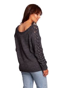 BE Knit - Sweter damski wełniany z warkoczami na rękawach grafit. Materiał: wełna. Sezon: jesień, zima