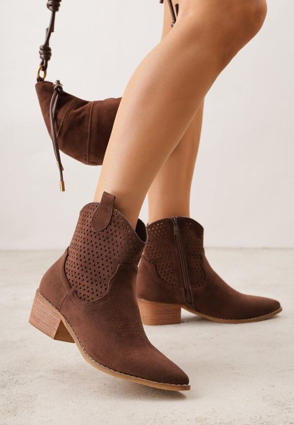 Renee - Brązowe Botki Kowbojki Vices na Słupku z Ażurową Cholewką Elfedi. Okazja: na co dzień. Kolor: brązowy. Materiał: skóra, jeans. Szerokość cholewki: normalna. Wzór: ażurowy. Obcas: na słupku. Styl: casual, elegancki. Wysokość obcasa: średni