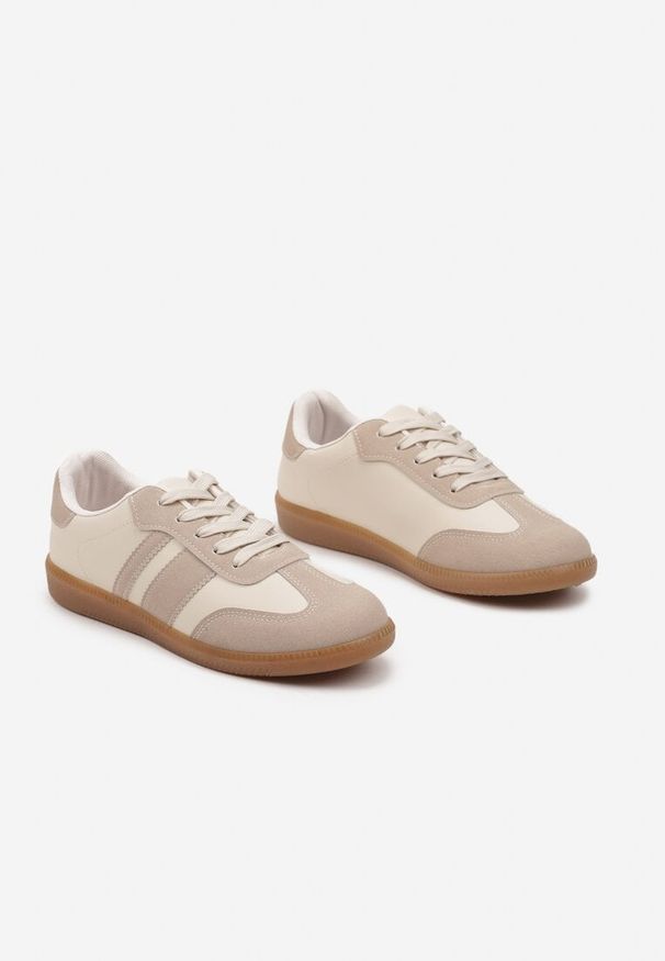 Born2be - Beżowo-Białe Sneakersy Tenisówki z Ozdobnymi Paskami Danavin. Okazja: na co dzień. Zapięcie: pasek. Kolor: beżowy. Materiał: jeans. Wzór: paski. Obcas: na obcasie. Wysokość obcasa: niski