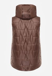 Born2be - Brązowa Kamizelka z Nieodpinanym Kapturem i Geometrycznym Pikowaniem Kalousa. Okazja: na co dzień. Kolor: brązowy. Materiał: jeans, dresówka. Długość rękawa: długi rękaw. Wzór: geometria. Styl: casual, klasyczny #3