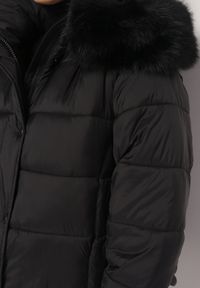 Born2be - Czarna Kurtka z Klasycznym Pikowaniem i Kapturem z Futerkiem Gylisa. Kolor: czarny. Materiał: futro. Styl: klasyczny #5