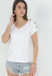 Born2be - Biały T-shirt Violante. Kolor: biały. Materiał: bawełna, dzianina, elastan, jersey. Długość: krótkie