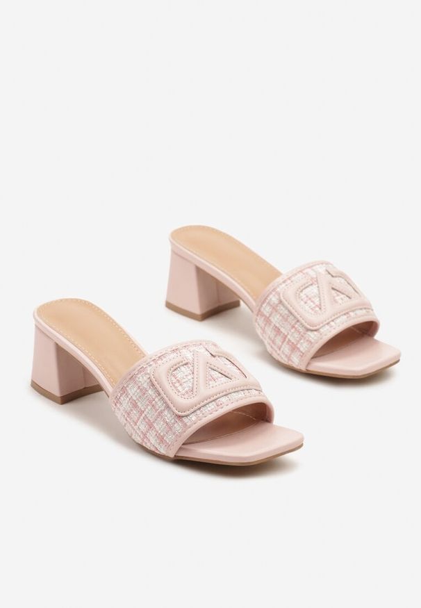 Renee - Różowe Klapki na Słupku z Tweedową Cholewką i Aplikacją Sesamoria. Kolor: różowy. Wzór: aplikacja. Sezon: lato. Obcas: na słupku. Styl: elegancki