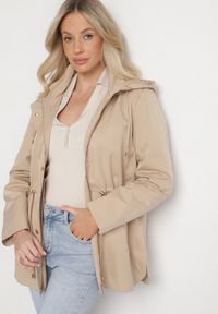 Born2be - Beżowa Kurtka Parka ze Ściągaczem w Talii i Odpinanym Kapturem Elanoreta. Okazja: na co dzień. Kolor: beżowy. Materiał: jeans. Styl: casual, elegancki