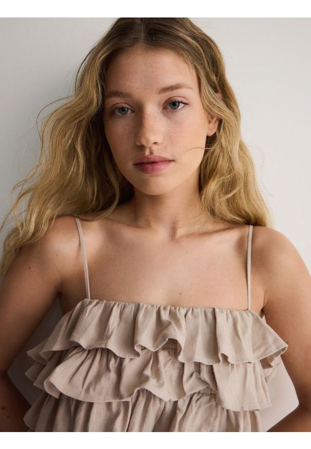 Reserved - Krótki top z falbanami - kremowy. Kolor: kremowy. Materiał: len, wiskoza. Długość: krótkie