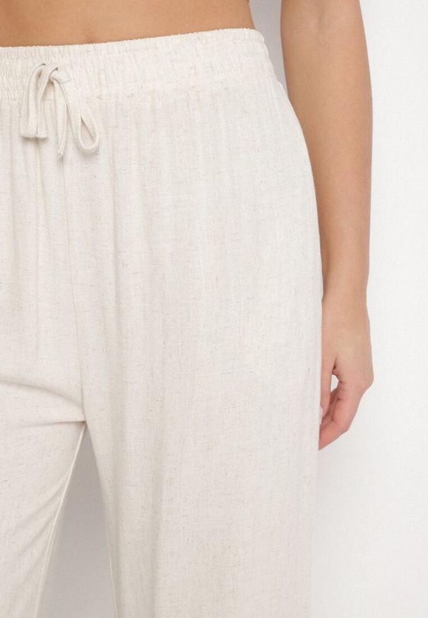 Born2be - Beżowe Spodnie z Lnem o Szerokim Kroju z Wysokim Stanem Sanoreth. Okazja: na spacer, na co dzień. Stan: podwyższony. Kolor: beżowy. Materiał: len. Długość: długie. Styl: casual