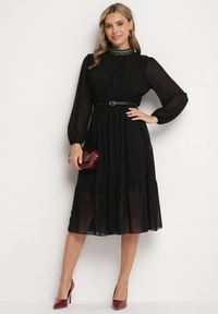 Born2be - Czarna Sukienka z Gumką w Talii Ozdobiona Aplikacjami przy Dekolcie Lilirae. Kolor: czarny. Wzór: aplikacja. Sezon: wiosna, lato. Styl: elegancki #3