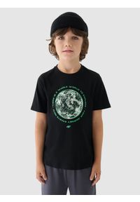 4f - 4F T-shirt z nadrukiem chłopięcy - czarny 128 (7-8 lat). Okazja: na co dzień. Kolor: czarny. Materiał: bawełna, jersey, dzianina. Długość rękawa: krótki rękaw. Długość: krótkie. Wzór: nadruk. Sezon: lato. Styl: sportowy, klasyczny, casual