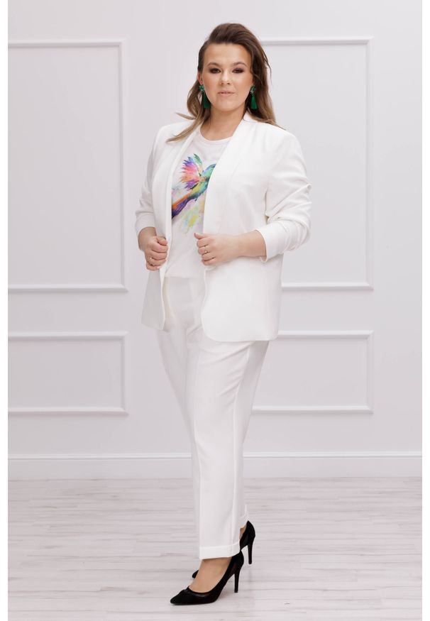 Moda Size Plus Iwanek - Eleganckie spodnie Tonia w kolorze ecru PLUS SIZE. Kolekcja: plus size. Materiał: tkanina, poliester, elastan, wiskoza. Długość: krótkie. Styl: elegancki