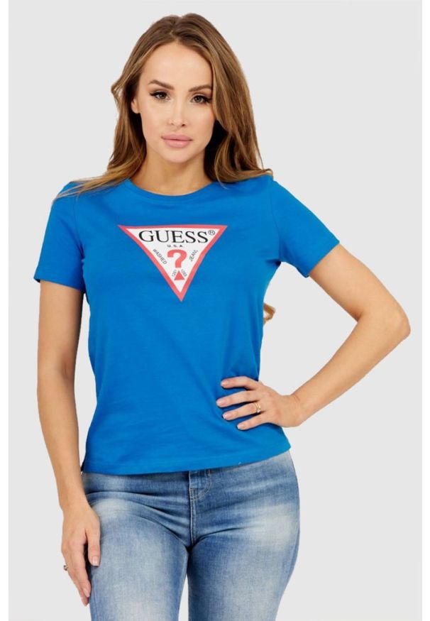 Guess - GUESS Niebieski t-shirt damski z dużym trójkątnym logo. Kolor: niebieski. Materiał: bawełna. Wzór: nadruk