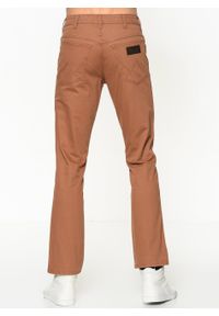 Wrangler - WRANGLER SPODNIE MĘSKIE TEXAS BROWN W121AP89K. Stan: podwyższony. Materiał: jeans, materiał. Wzór: jednolity. Styl: klasyczny