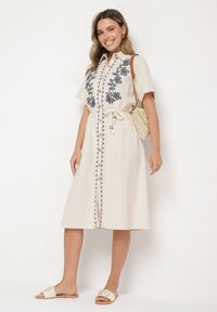 Born2be - Beżowa Bawełniana Sukienka o Koszulowym Kroju Zdobiona Haftem Savidelle. Okazja: na spacer, na co dzień. Kolor: beżowy. Materiał: bawełna. Długość rękawa: krótki rękaw. Wzór: haft, aplikacja. Typ sukienki: koszulowe. Styl: casual, elegancki. Długość: midi #1