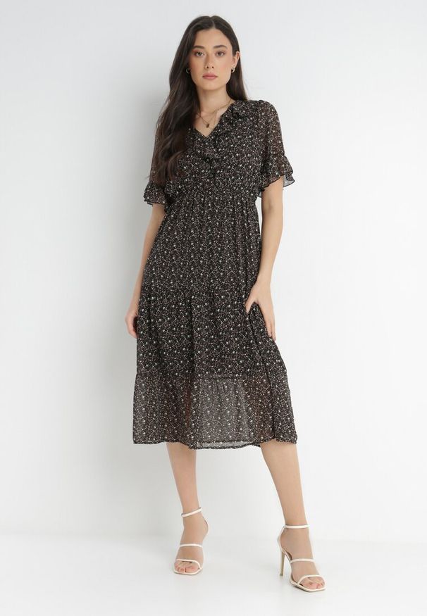 Born2be - Czarna Sukienka Koti. Typ kołnierza: kołnierz z falbankami. Kolor: czarny. Materiał: tkanina. Długość rękawa: krótki rękaw. Wzór: nadruk, aplikacja, kwiaty. Długość: midi