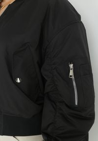 Born2be - Czarna Kurtka Bomberka z Kieszenią na Rękawie Obephne. Kolor: czarny. Sezon: wiosna, jesień #3