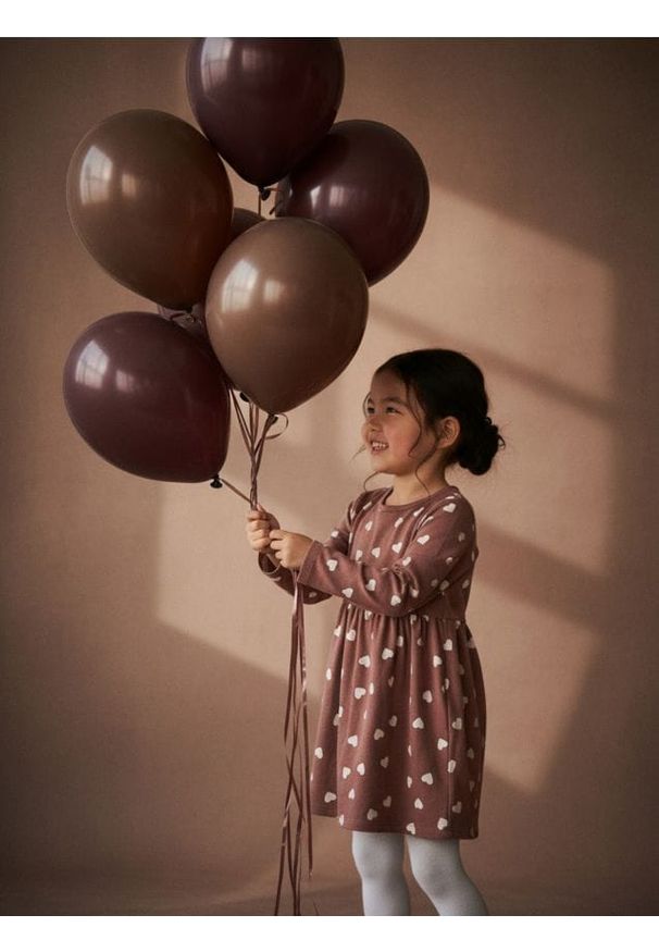 Sinsay - Sukienka dresowa ze wzorem w serca - brązowy. Kolor: brązowy. Materiał: dresówka