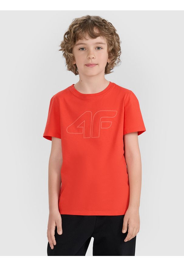 4f - 4F T-shirt regular z nadrukiem chłopięcy - czerwony 140 (9-10 lat). Okazja: na co dzień. Kolor: czerwony. Materiał: jersey, bawełna, materiał. Długość rękawa: krótki rękaw. Długość: krótkie. Wzór: nadruk. Sezon: lato. Styl: młodzieżowy, klasyczny, sportowy, casual