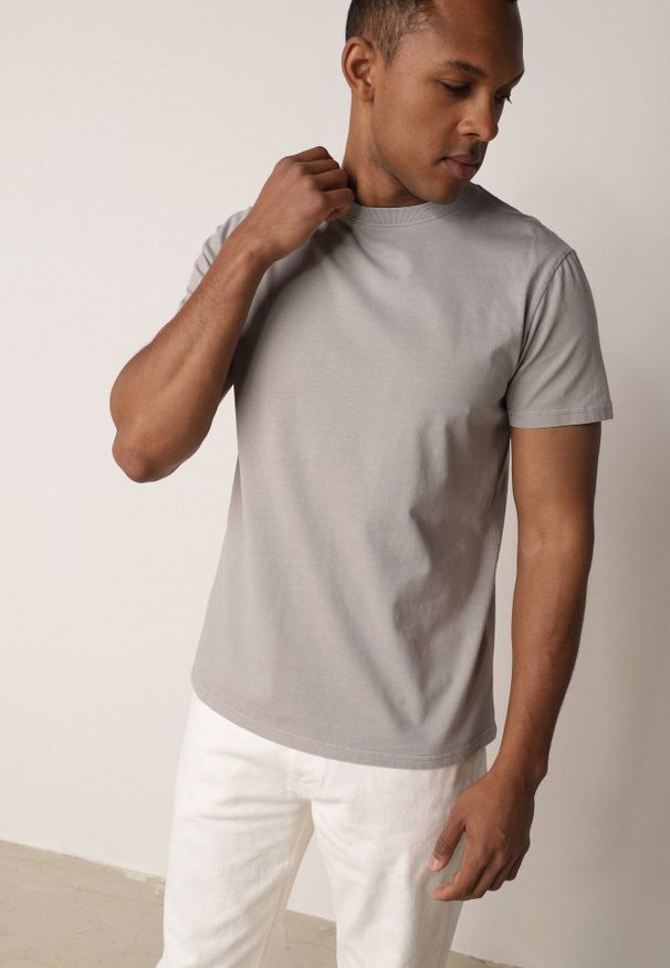 Born2be - Szara Gładka Koszulka T-shirt z Bawełny o Prostym Kroju Sarusa. Okazja: na co dzień, na randkę. Kolor: szary. Materiał: bawełna. Wzór: gładki. Styl: klasyczny, casual