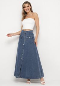 Born2be - Granatowa Trapezowa Spódnica Maxi Bawełniana Jeansowa z Guzikami i Kieszeniami z Klapami Zrissa. Okazja: na co dzień. Kolor: niebieski. Materiał: bawełna, jeans. Styl: casual, elegancki #2