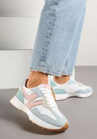 Renee - Niebiesko-Różowe Sneakersy Ozdobione Geometrycznym Motywem Zdivena. Okazja: na co dzień. Zapięcie: bez zapięcia. Kolor: niebieski. Materiał: jeans. Wzór: geometria, aplikacja. Sezon: lato, wiosna. Obcas: na platformie #6