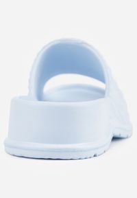 Born2be - Jasnoniebieskie Klapki na Grubej Podeszwie z Tłoczoną Cholewką Farnan. Okazja: na co dzień, na spacer. Kolor: niebieski. Materiał: dzianina, dresówka. Wzór: paski. Sezon: lato. Styl: casual, elegancki #4