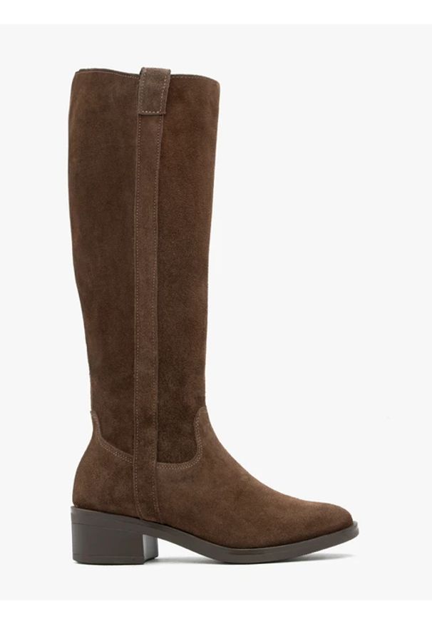 Ryłko - Brązowe kozaki z wąską cholewką. Nosek buta: okrągły. Zapięcie: zamek. Kolor: brązowy. Materiał: skóra, welur. Szerokość cholewki: wąska. Obcas: na obcasie. Styl: klasyczny, elegancki, street. Wysokość obcasa: średni