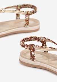 Born2be - Szampańskie Sandały Rylanitta. Nosek buta: okrągły. Zapięcie: bez zapięcia. Kolor: złoty. Materiał: materiał. Wzór: paski, aplikacja. Sezon: lato #5