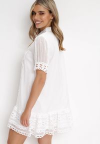 Born2be - Biała Koszulowa Sukienka Mini z Koronką i Perłowymi Guzikami Isira. Okazja: na imprezę. Kolor: biały. Materiał: koronka. Wzór: koronka. Sezon: lato. Typ sukienki: koszulowe. Styl: elegancki. Długość: mini #4