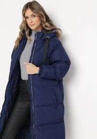 Born2be - Granatowa Długa Kurtka Pikowana Płaszcz na Zamek z Kapturem Lesea. Okazja: na co dzień. Typ kołnierza: kaptur. Kolor: niebieski. Materiał: dzianina, jeans. Długość: długie. Styl: casual, elegancki #3